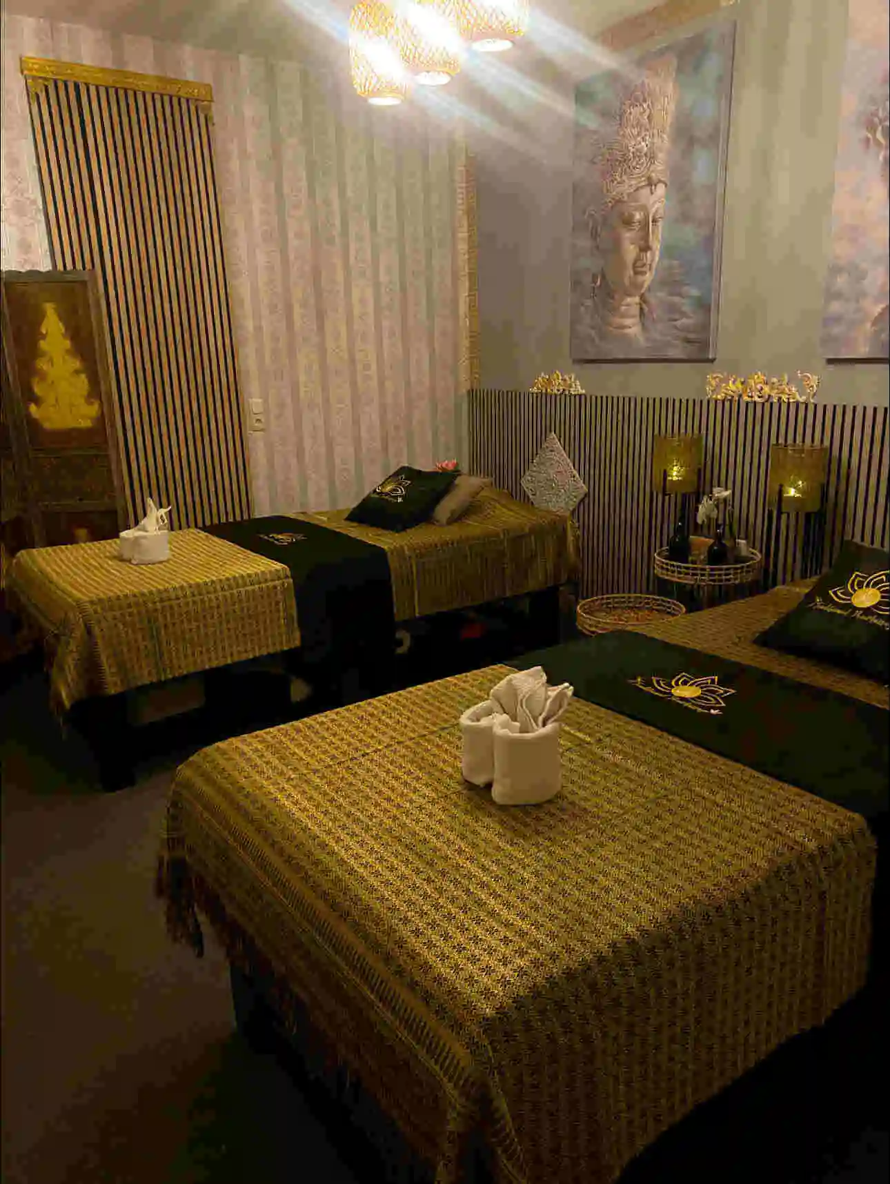 Spacious double treatment room for couple massages