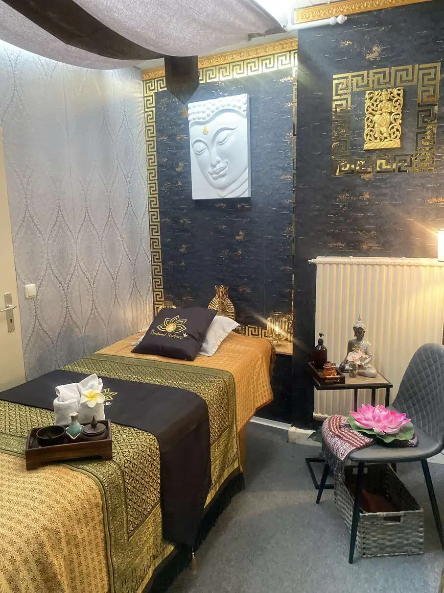 Private single treatment room with cozy atmosphere